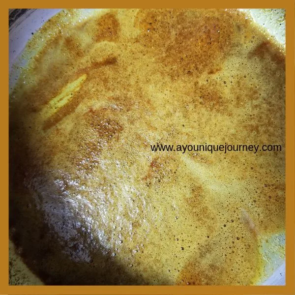 Curry powder in hot oil burning. 