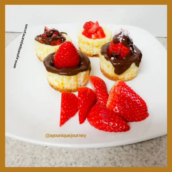 Mini Cheesecake with chocolate and strawberry toppings.