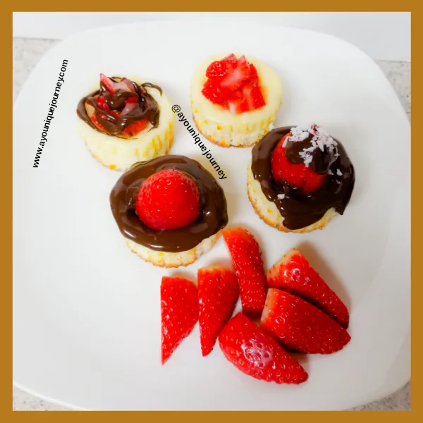 Mini Cheesecake with melted chocolate and strawberries.