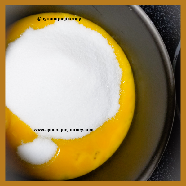 Cooking the egg yolks, sugar and salt in a medium pot.