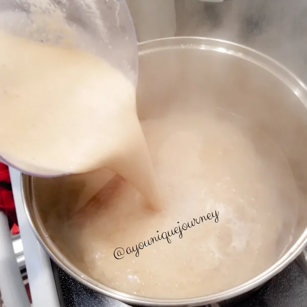 Pouring blended mixture to boiling water.