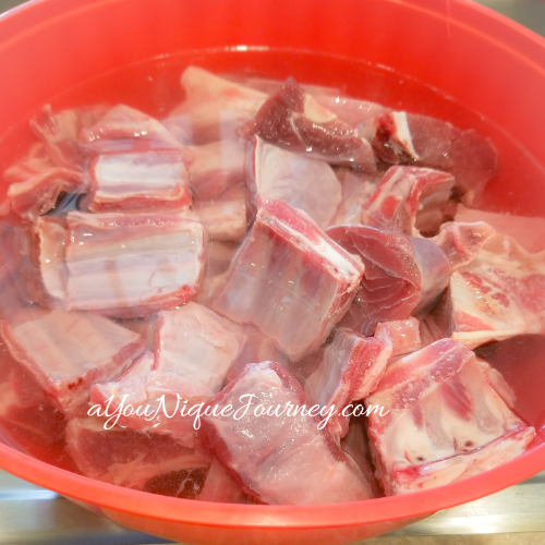Washing the goat meat with vinegar and water and then rinse twice with plain water.