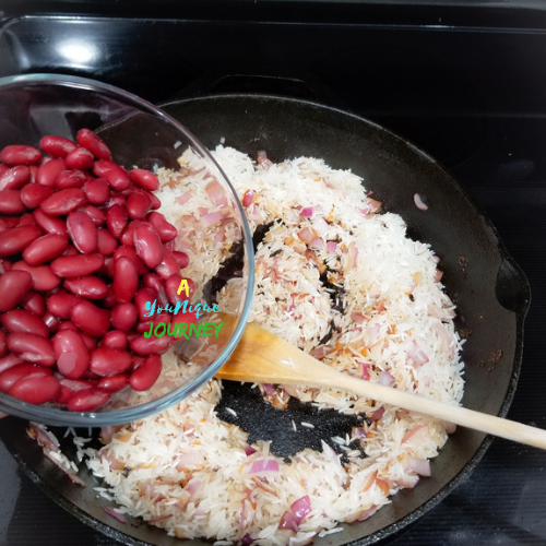 Adding red kidney beans to the rice and seasoning.